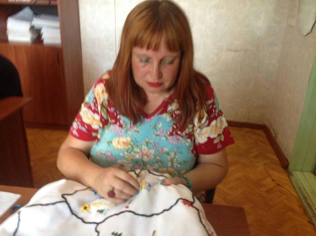Заступник начальника УДКСУ в Слов'яносербському районі Нимчук О.В. під час вишивання карти  Луганської області