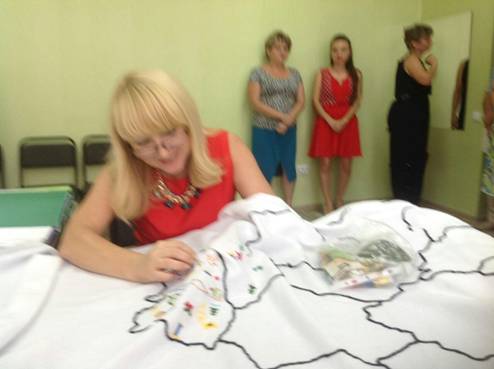 Начальник ГУ ДКСУ у Луганській області Кулманакова І.С. під час вишивання карти Луганської області