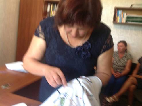 начальник УДКСУ у Новоайдарському районі Трунякова Т.О . під час вишивання карти Луганської області 
