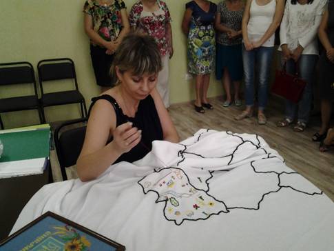 № 9 Заступник начальника УДКСУ у м. Сєвєродонецьку Вороніна М.О. під час вишивання карти Луганської області