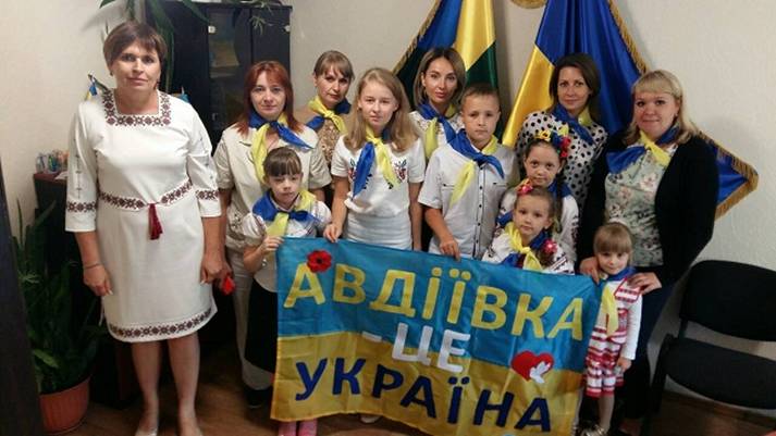Т.Я. Слюз з працівниками УДКСУ у м. Авдіївці та їх дітьми