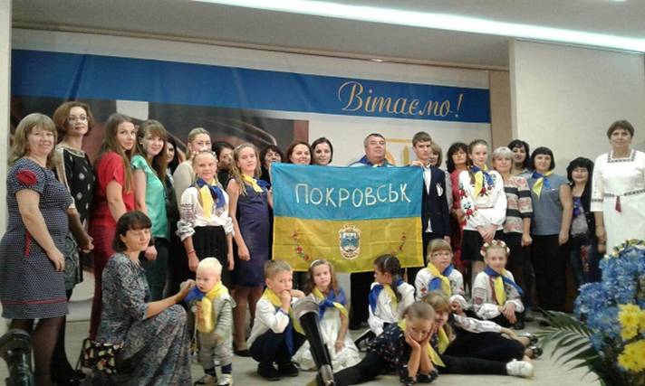Загальне фото працівників та дітей УДКСУ м . Покровську з Головою ДКСУ