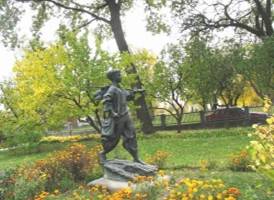 Пам'ятник малому Тарасові Шевченку у селі Шевченкове Звенигородського району