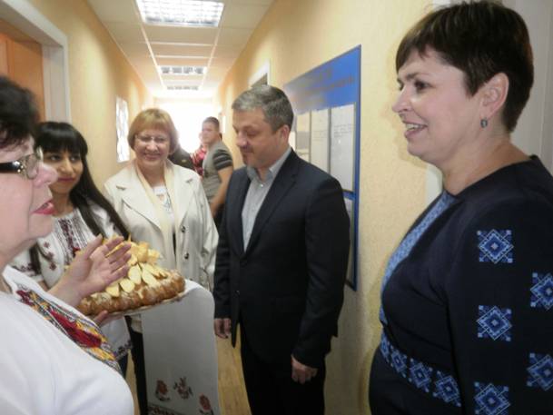 Вручення караваю Голові ДКСУ Слюз Т