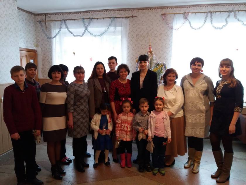 Учасники  святкової зустрічі в УДКСУ у Кремінському районі