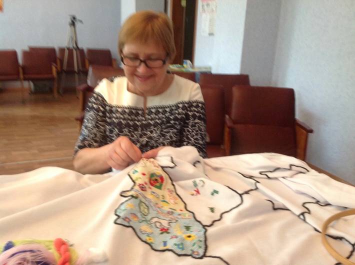 Начальник УДКСУ у Попаснянському районі під час вишивання карти Луганської області