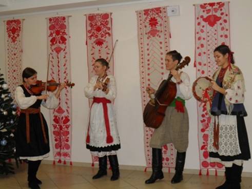 http://obukhiv.kiev.ua/images/novini/2014/foto/gruden/maystrini/obuhivski-maystrini-_7_.jpg
